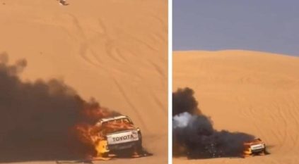 لحظة اشتعال سيارة بالكامل وسط الصحراء