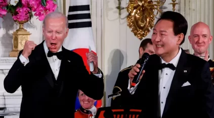 رئيس كوريا الجنوبية يغني وبايدن يشجع