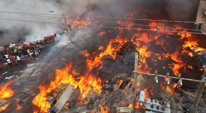لحظة اندلاع حريق هائل في سوق شهير بـ بنجلاديش
