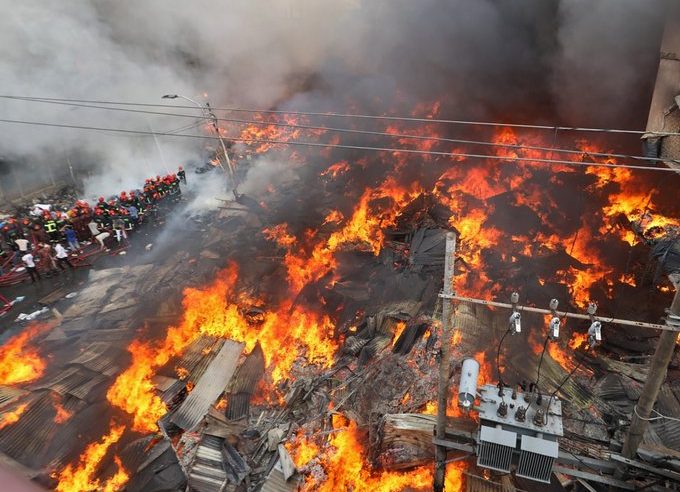 لحظة اندلاع حريق هائل في سوق شهير بـ بنجلاديش
