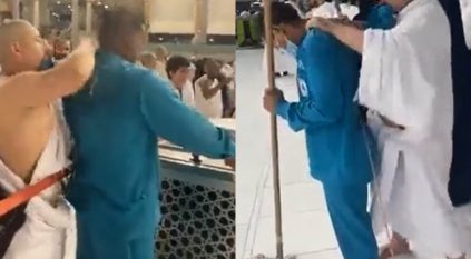معتمر يقوم بعمل مساج لعمال النظافة في المسجد الحرام