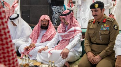بدر بن سلطان يشارك رجال الأمن الإفطار في المسجد الحرام