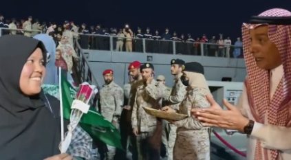 لحظة استقبال ركاب سفينة جلالة الملك الرياض إلى جدة