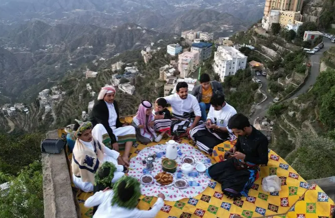 لقطات لإفطار على حافة جبال فيفاء