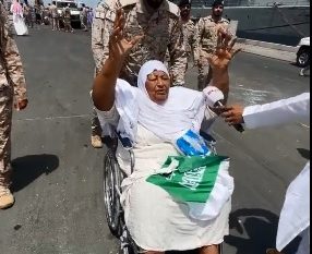 مسنة سودانية عند وصولها جدة: يا رب انصر السعودية نصرة الحبيب