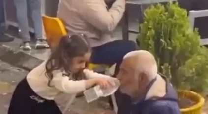 طفلة عراقية تخطف القلوب بموقف إنساني مع مشرد