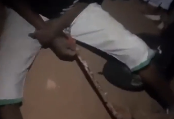 سجين سوداني يحاول فك قيوده بعد هروبه من سجن كوبر