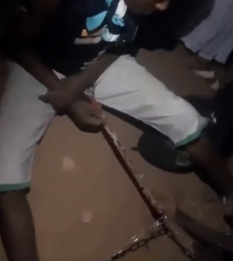 سجين سوداني يحاول فك قيوده بعد هروبه من سجن كوبر