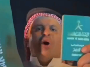 مواطن يتباهى بجواز السفر السعودي: اللي يحمله لا يخاف على عمره