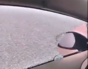 لحظة تحطم زجاج نافذة سيارة خلال هطول برد شديد بالجوف