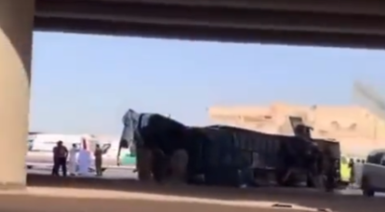 لقطات لحادث سقوط حافلة من جسر في الرياض