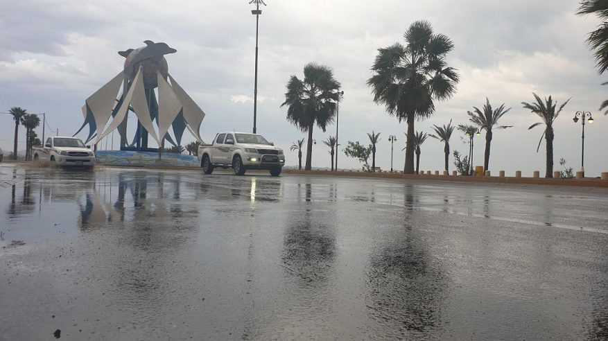أمطار غزيرة وتساقط لحبات البرد على محافظة أملج