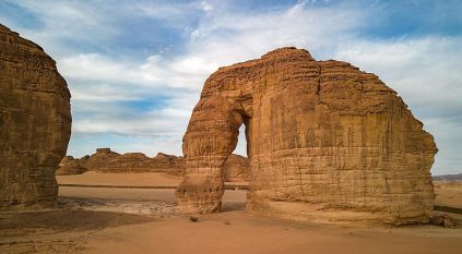 “جبل الفيل”..معلم سياحي فريد يجذب زوار العلا