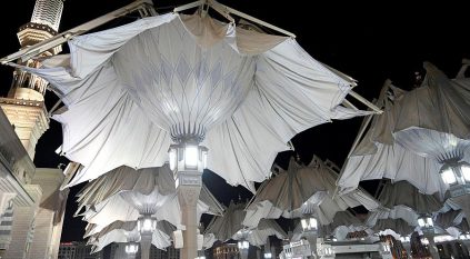 مظلات المسجد النبوي منظر هندسي أخاذ يجذب الزوار