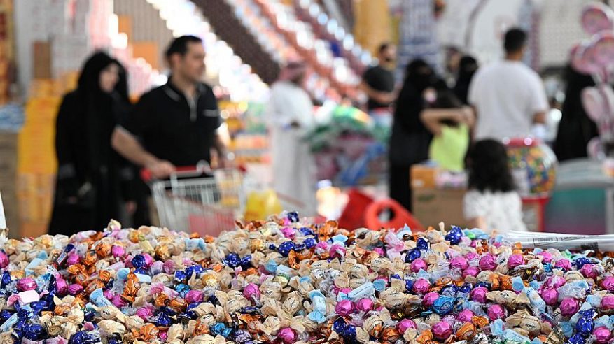 أسواق تبوك تتوشح بمظاهر الفرح استقبالًا لعيد الفطر