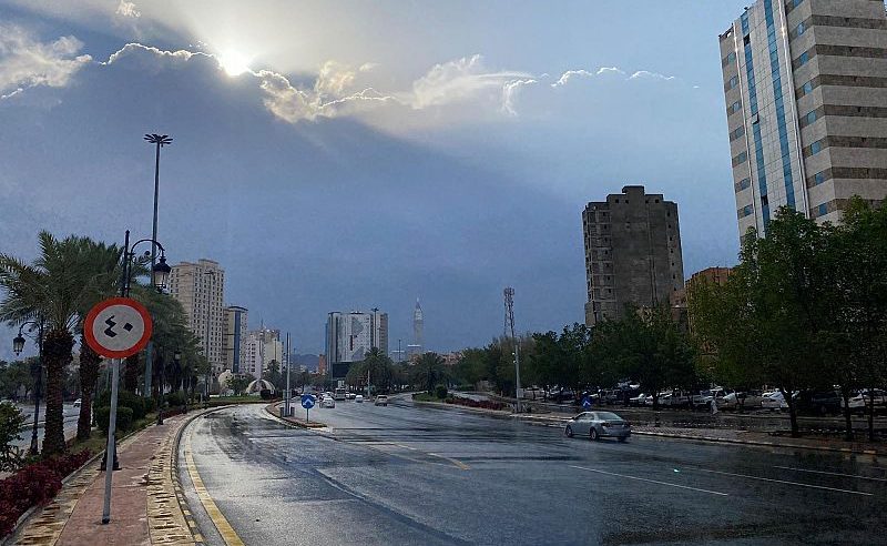 أمطار غزيرة وبرد وسيول وضباب في 5 مناطق