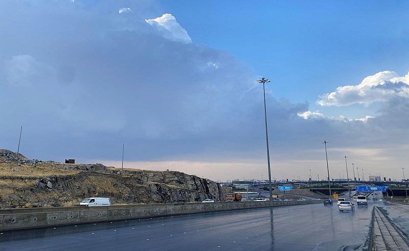 إنذار أحمر: أمطار غزيرة وبرد وسيول على مكة المكرمة