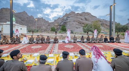 نائب أمير حائل يشارك رجال الأمن وجبة الإفطار بالميدان