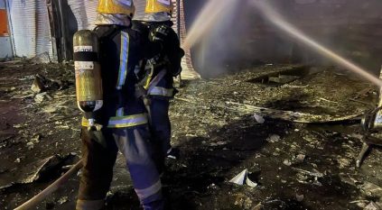 مدني الرياض يخمد حريقًا في محل لبيع الإطارات
