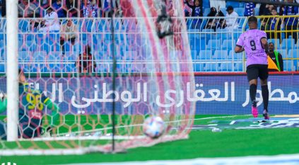 الهلال يتفوق على الخليج بثنائية إيجالو في الشوط الأول