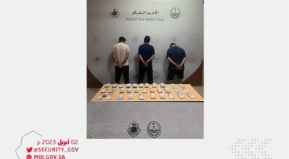 شرطة جدة تسترد 620 ألف ريال وتضبط 3 أشخاص إثر انتحالهم الصفة