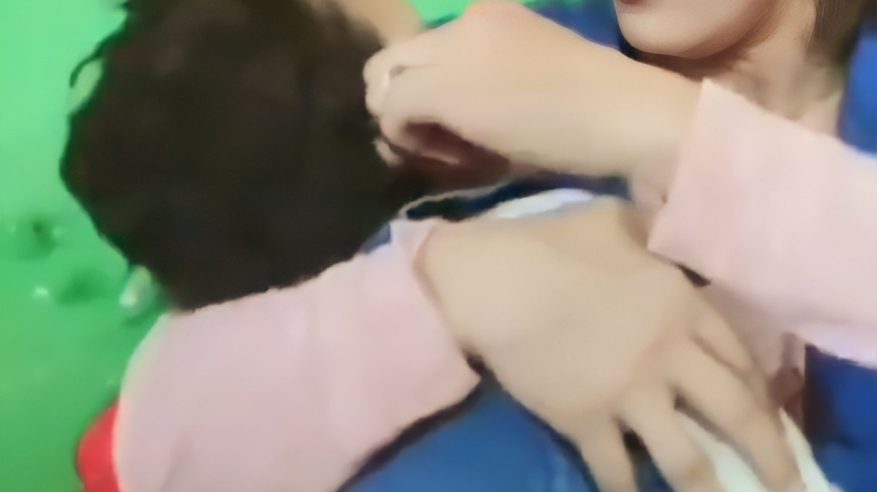 قصة تبني وزيرة لـ طفل مشوه تخطف قلوب الجزائريين