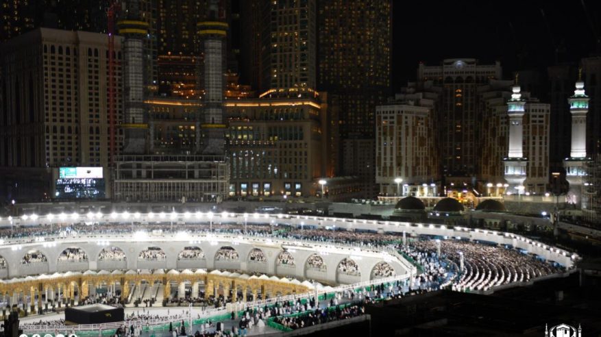 جموع المصلين يؤدون صلاة التراويح بالمسجد الحرام في طمأنينة ويسر