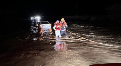 إنقاذ 3 أشخاص احتجزوا في سيل داخل مركباتهم بـ الدوادمي