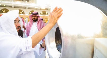 السديس يشارك في تطييب وصيانة كسوة الكعبة المشرفة