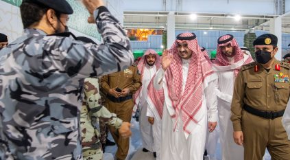 نائب أمير مكة يشارك رجال الأمن تناول الإفطار بالحرم المكي