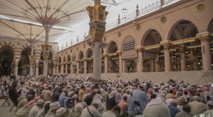 جموع المصلين يؤدون صلاة الجمعة في المسجد النبوي بانسيابية وأمان
