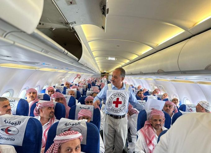 إطلاق سراح 250 أسيراً من الحوثيين غادروا مطار أبها الدولي إلى صنعاء