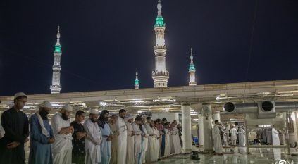جموع المصلين يؤدون صلاة التراويح في ليلة ختم القرآن بالمسجد النبوي