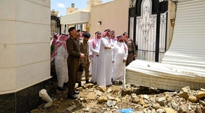 محافظ الطائف يتفقد المواقع المتضررة من الأمطار ويستمع لمطالب الأهالي