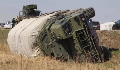 جندي روسي مخمور يرمى نظام S400 تكلفته 160 مليون دولار في حفرة