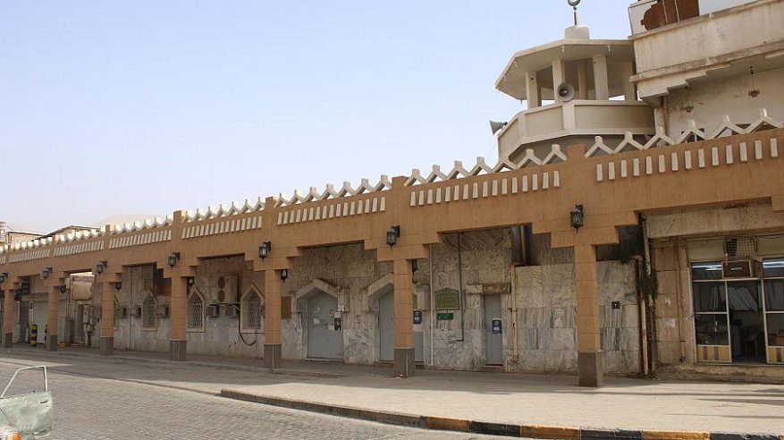 مشروع محمد بن سلمان يعالج مواد الترميم بمسجد الزبير في نجران