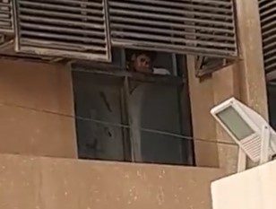 فيديو متداول يوثق احتجاز تلميذ داخل إحدى المدارس بعد إغلاقها 