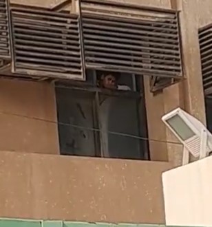 فيديو متداول يوثق احتجاز تلميذ داخل إحدى المدارس بعد إغلاقها 