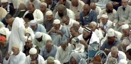 لحظة إفطار الصائمين في المسجد الحرام اليوم 13 من رمضان