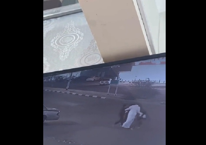 أب يحمي أطفاله من عجلات سيارة فورد