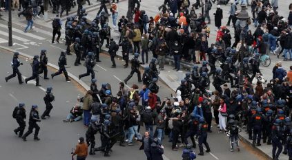 إصابة 22 شرطيًا في مواجهات مع المحتجين بفرنسا