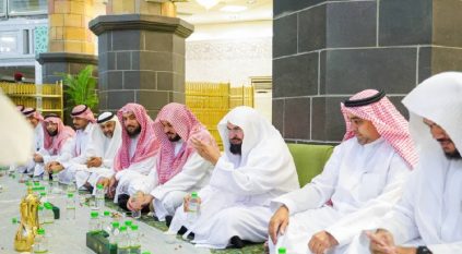 السديس يشارك الإفطار مع عدد من الإعلاميين بالمسجد الحرام