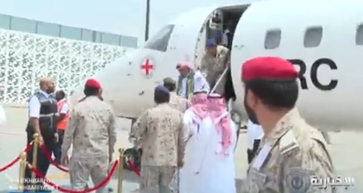 لحظة استقبال الأسرى السعوديين لدى عودتهم إلى أرض الوطن