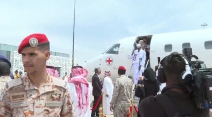 لحظة استقبال الأسرى السودانيين بعد وصولهم إلى الرياض