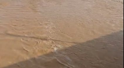 مشاهد لتدفق السيول بوادي السليل جنوب الرياض