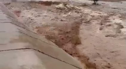 مشاهد لتدفق مياه السيول في شعيب مشار بحائل