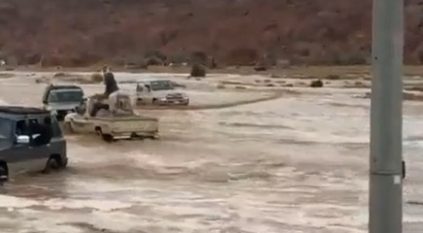 بالفيديو.. سيول عارمة تحاصر المركبات في حائل