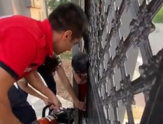 لحظة إنقاذ طفل عالق بإحدى البوابات الحديدية