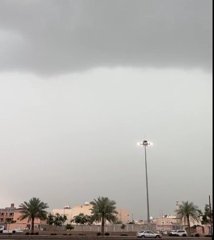 شاهد.. سحب ضخمة على حي شوران بالمدينة
