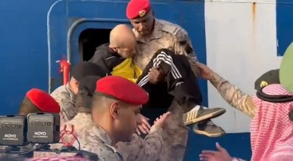أحد منسوبي وزارة الدفاع يحمل مسنًا وينزله من سفينة الإجلاء السعودية